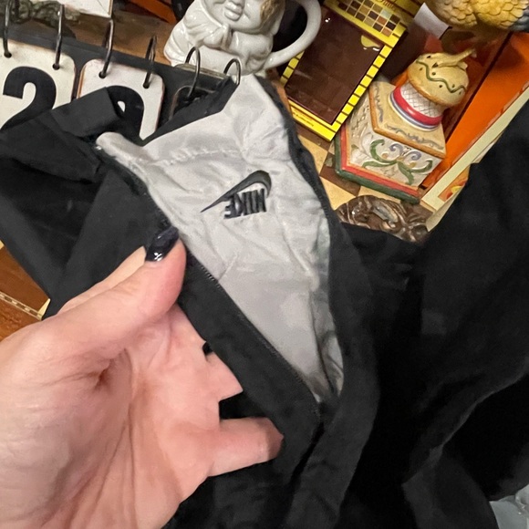 Nike Windrunner
Men's Woven Lined Pants - Picture 8 of 10